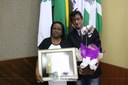 Vereador Edson Narizão (PTB) e sua homenageada, Vera Lucia Aparecida de Souza