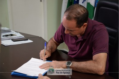 Presidente da Câmara promulga alterações na Lei do Transporte Escolar - 16-10