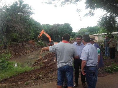 Vereador João Miranda acompanha limpeza no Porto Meira (01)