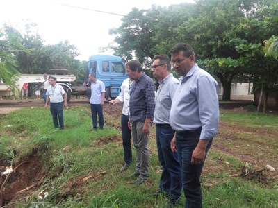 Vereador João Miranda acompanha limpeza no Porto Meira (07)