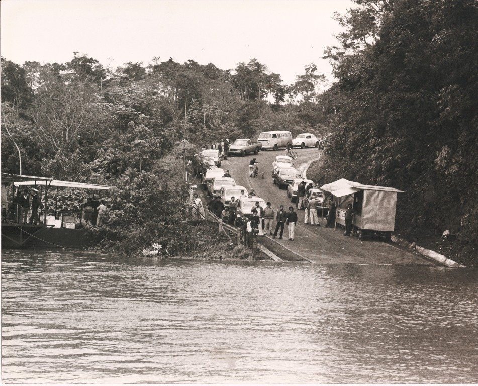 Automóveis, camionetes,  ônibus e caminhões aguardando barcaça  para o Puerto Iguazú (Argentina).JPG