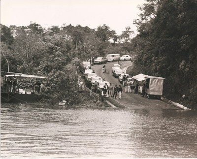 Automóveis, camionetes,  ônibus e caminhões aguardando barcaça  para o Puerto Iguazú (Argentina).JPG