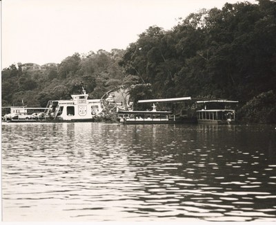 Veículos sendo transportados em barcaça no Porto Meira.JPG