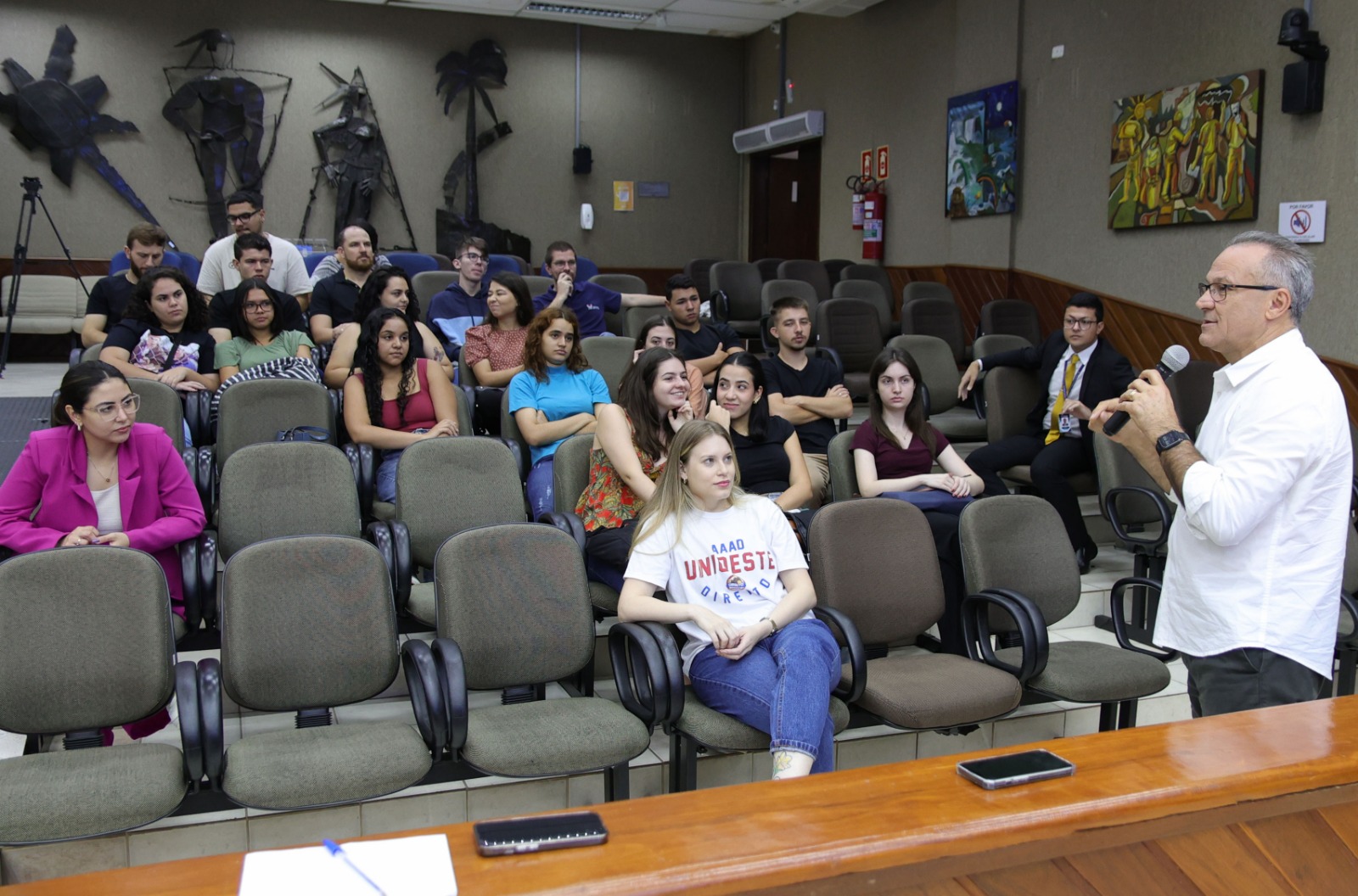 Acadêmicos de Direito da Unioeste conhecem os trabalhos da Câmara e interagem com vereadores