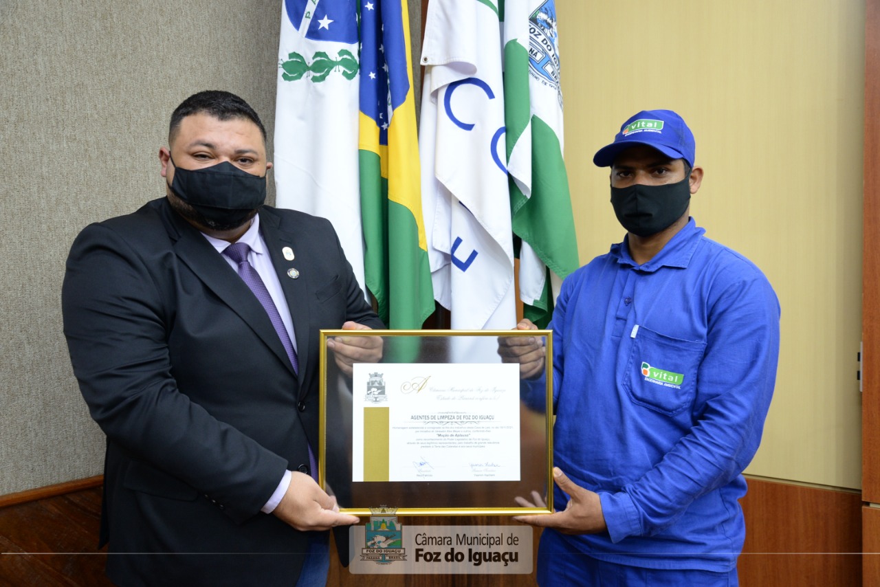 Agentes da limpeza urbana de Foz recebem homenagem da Câmara Municipal
