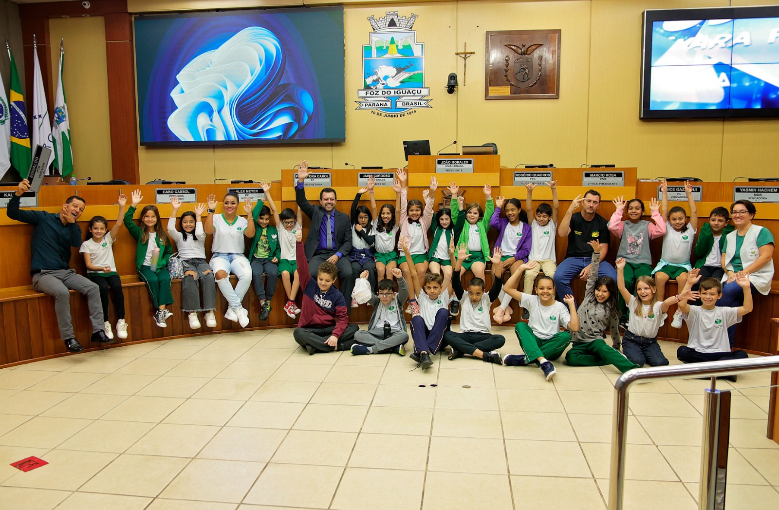 Alunos da Escola Jardim Naipi visitam a Câmara de Foz