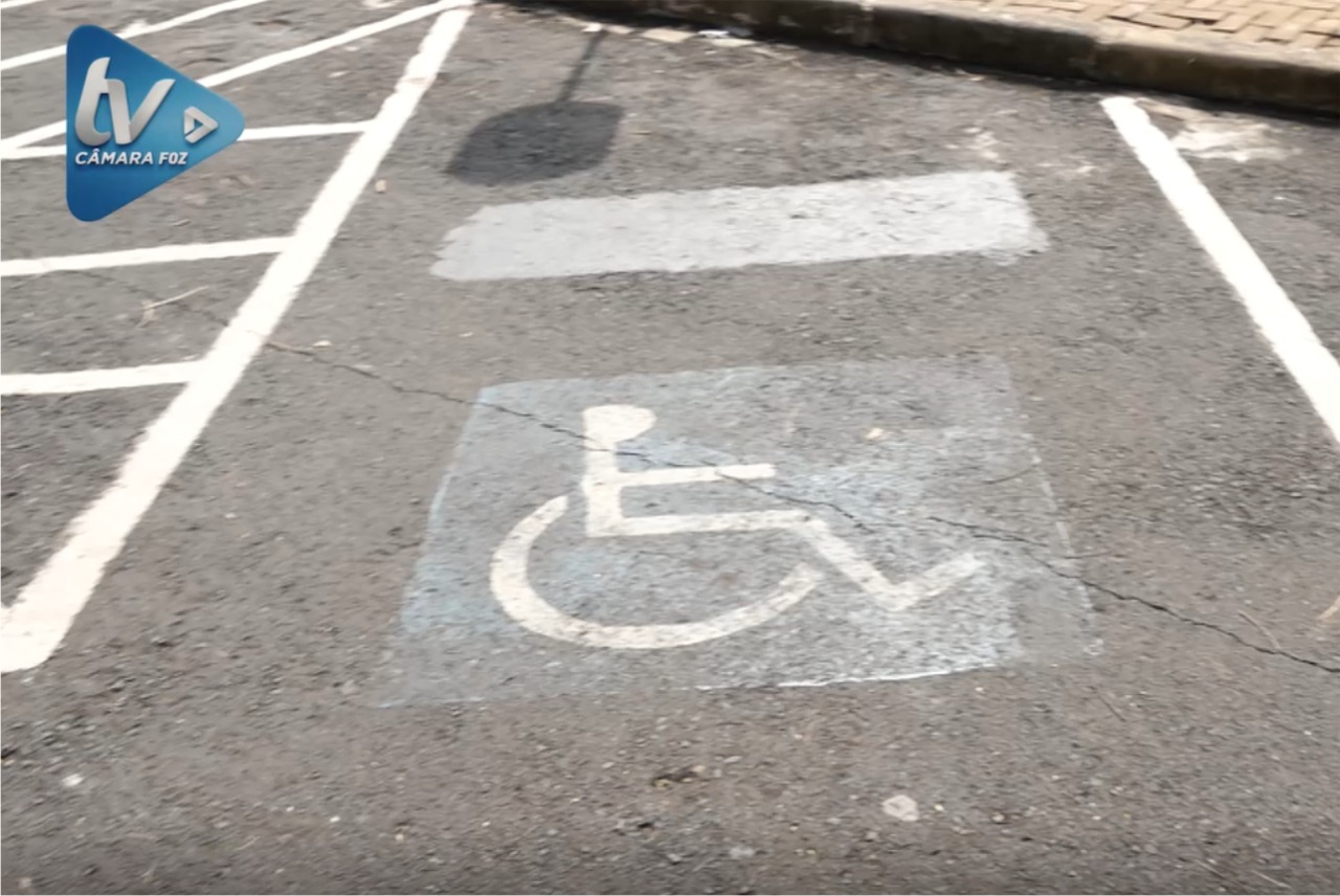 Antes de estacionar em vaga preferencial sem ter esse direito, pense no outro