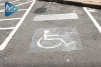 Antes de estacionar em vaga preferencial sem ter esse direito, pense no outro