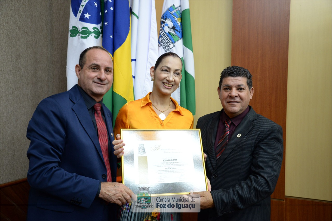Bailarina Júlia Cornetta recebe homenagem do Poder Legislativo iguaçuense