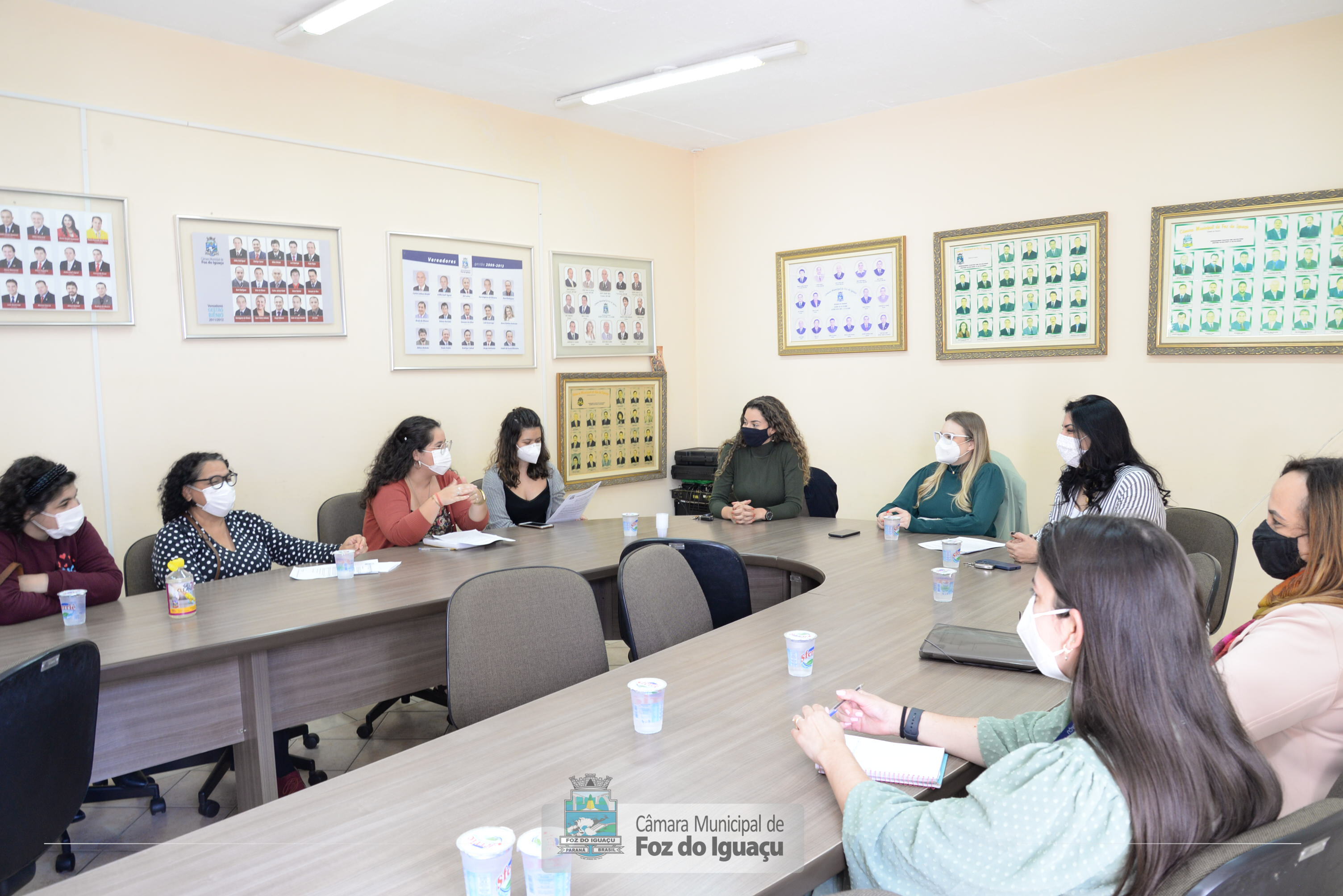 Bancada da Mulher se reúne com coletivo Baque Mulher e discute pobreza menstrual no município