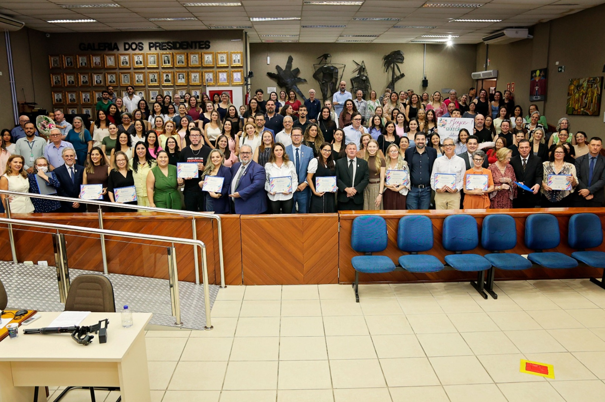 Câmara de Foz homenageia profissionais com o Prêmio Destaque da Educação