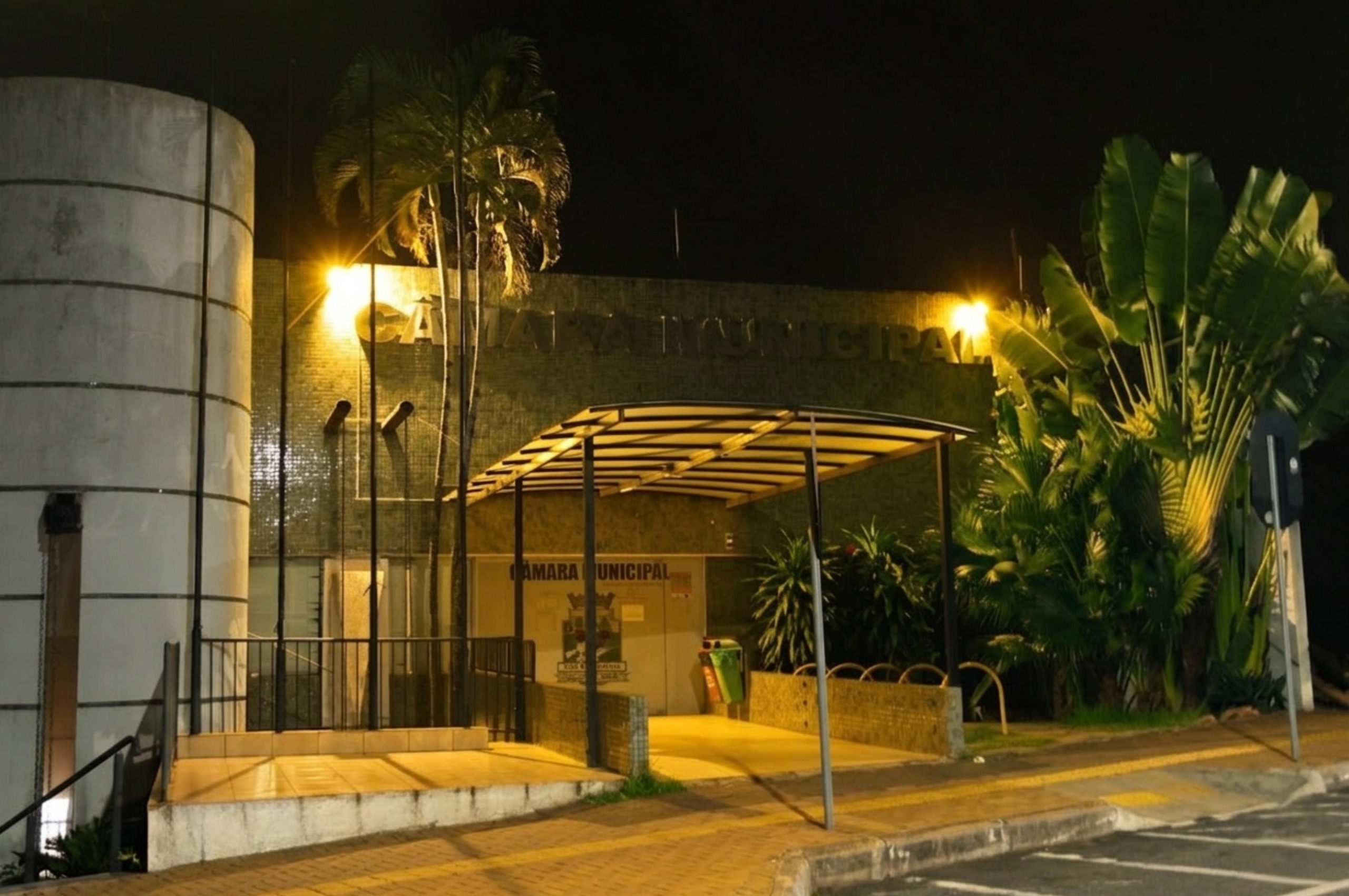 Câmara de Foz recebe iluminação amarela em apoio à conscientização sobre a endometriose