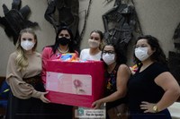 Câmara entrega doações da campanha contra pobreza menstrual