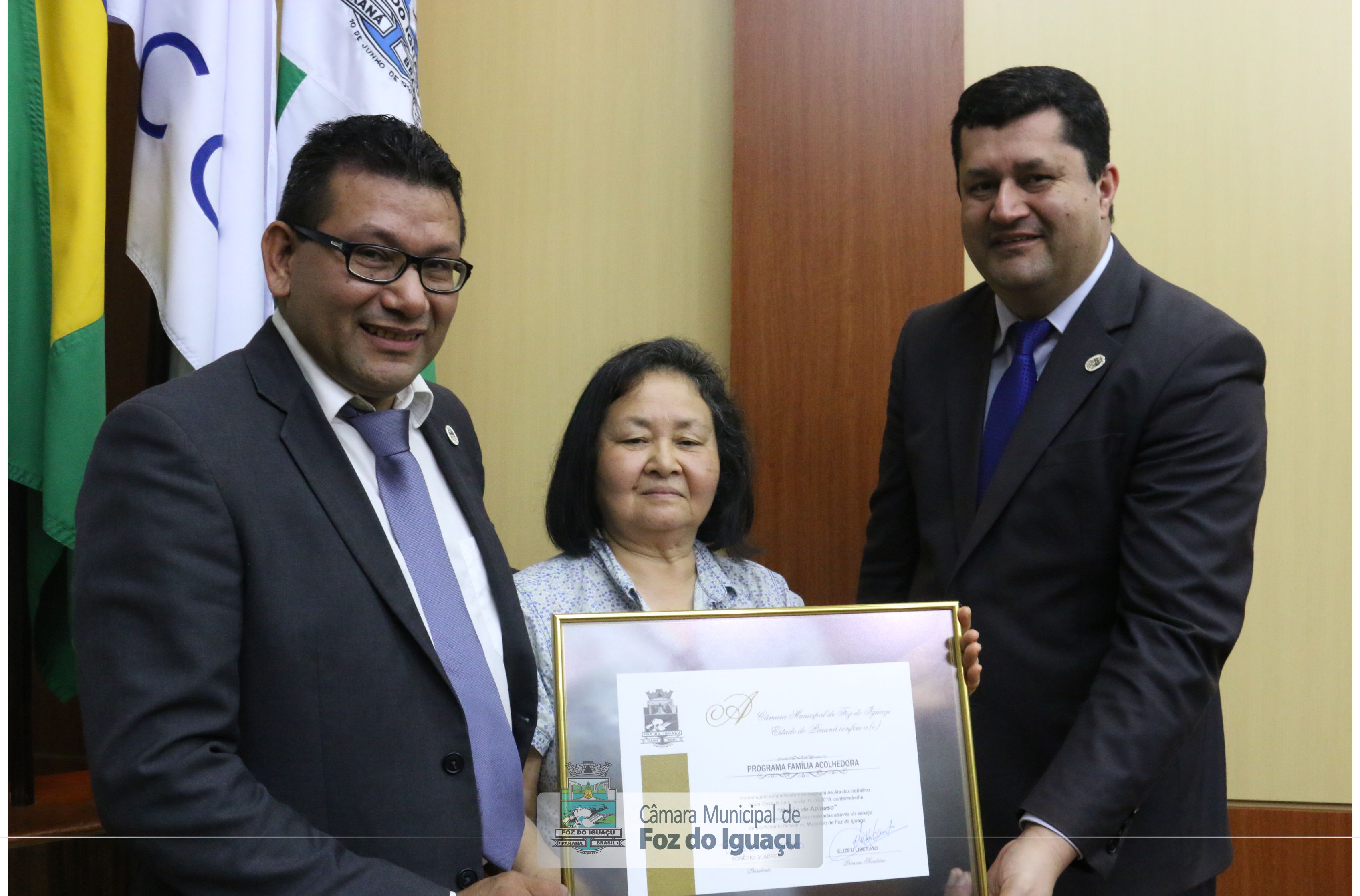Câmara entrega moção de aplauso ao programa Família Acolhedora