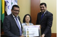 Câmara entrega moção de aplauso ao programa Família Acolhedora