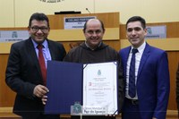 Câmara entrega Título de Cidadão Honorário ao Frei Silvio César Ferreira