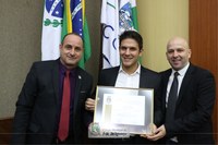 Campeão brasileiro de motovelocidade recebe homenagem na Câmara de Foz