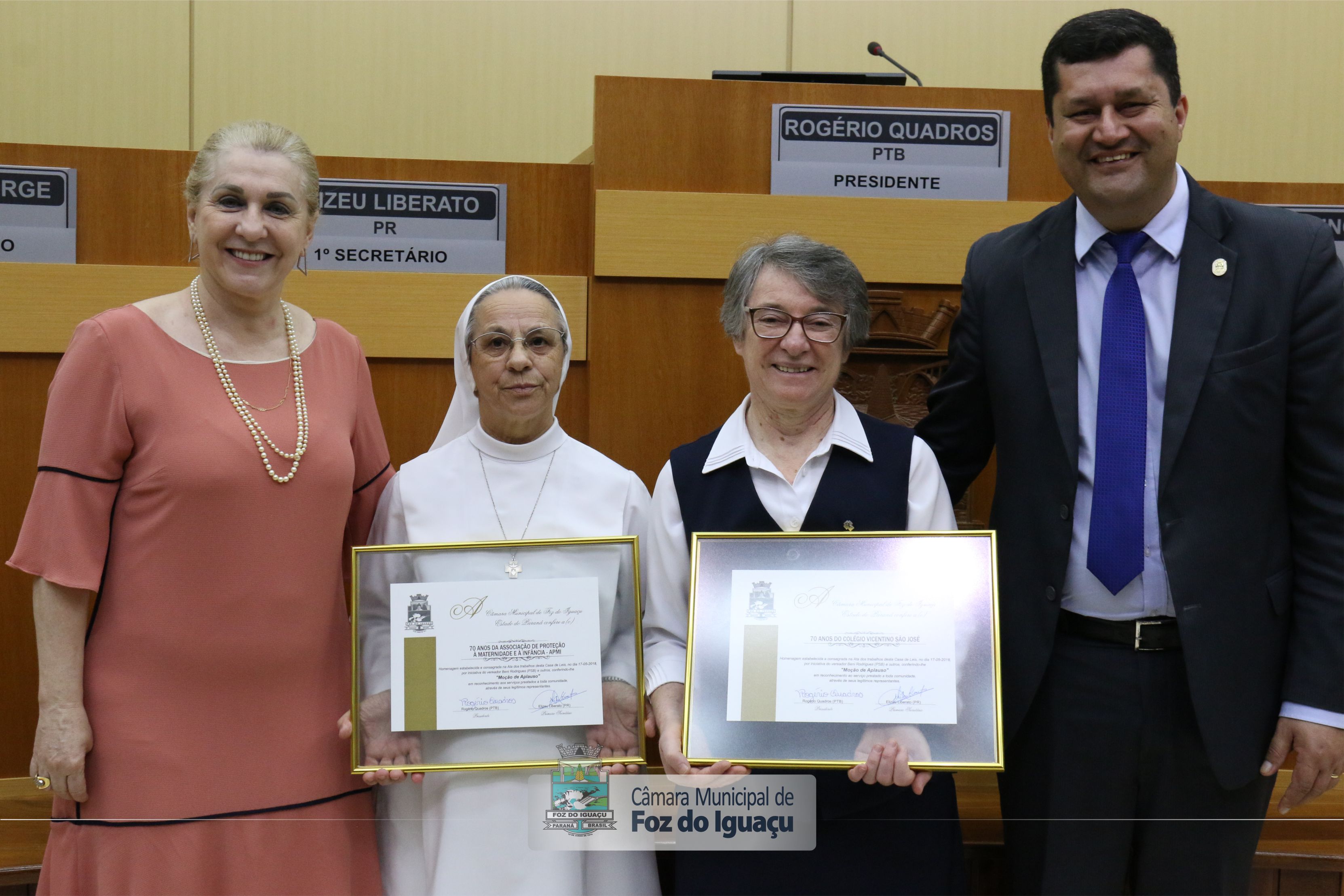Colégio Vicentino São José e Associação de Proteção à Maternidade e a Infância recebem moção de aplauso