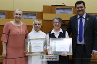 Colégio Vicentino São José e Associação de Proteção à Maternidade e a Infância recebem moção de aplauso