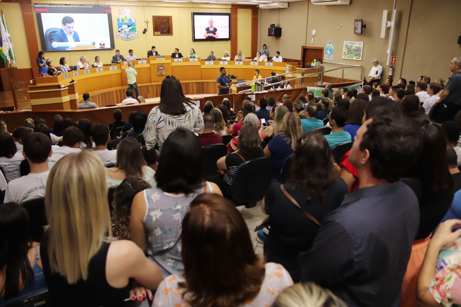 Com o Plenário lotado, comunidade e autoridades discutem sobre a construção da nova sede da Escola Mun. Prof. Lucia Marlene Pena Nieradka