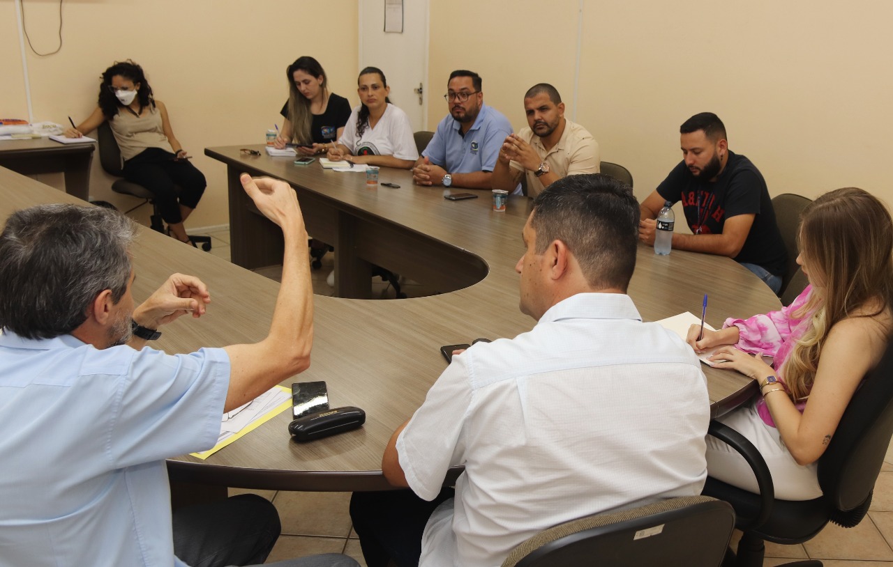 Comissão de Saúde da Câmara se reúne com trabalhadores para discutir piso salarial da enfermagem