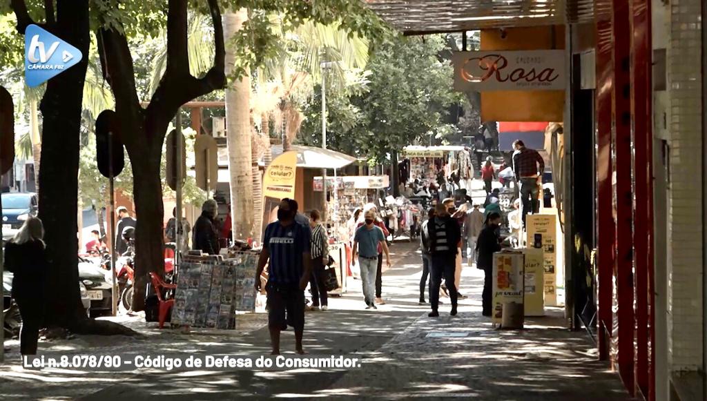 Dia do Consumidor: professora Cristina Delgado ressalta educação para o consumo