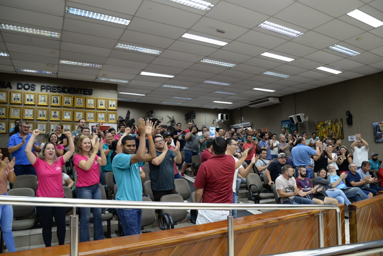 Em clima de comemoração da classe, projeto dos aplicativos é aprovado pelos vereadores