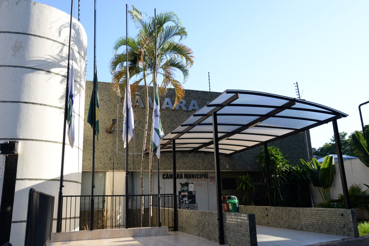 Em respeito ao luto oficial, bandeira na sede da câmara ficará hasteada a meio mastro