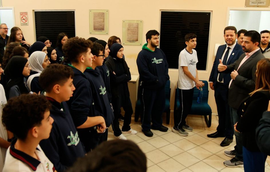 Estudantes da escola Libanesa Brasileira visitam a Câmara Municipal