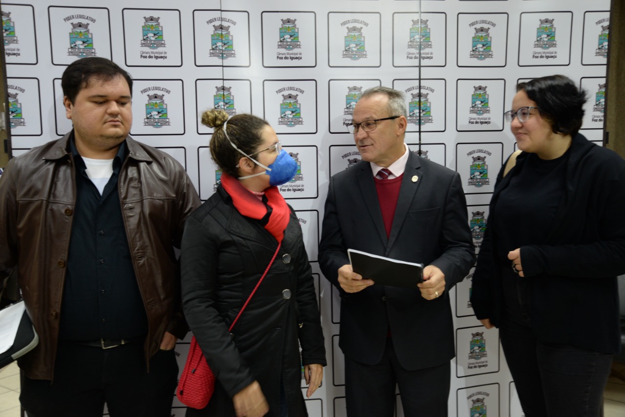 Estudantes de direito entregam proposta de projeto de lei ao Presidente da Câmara