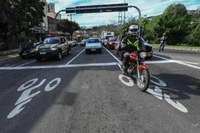 Faixa de retenção e recuo exclusivo para motocicletas serão implementadas em vias de grande fluxo na cidade