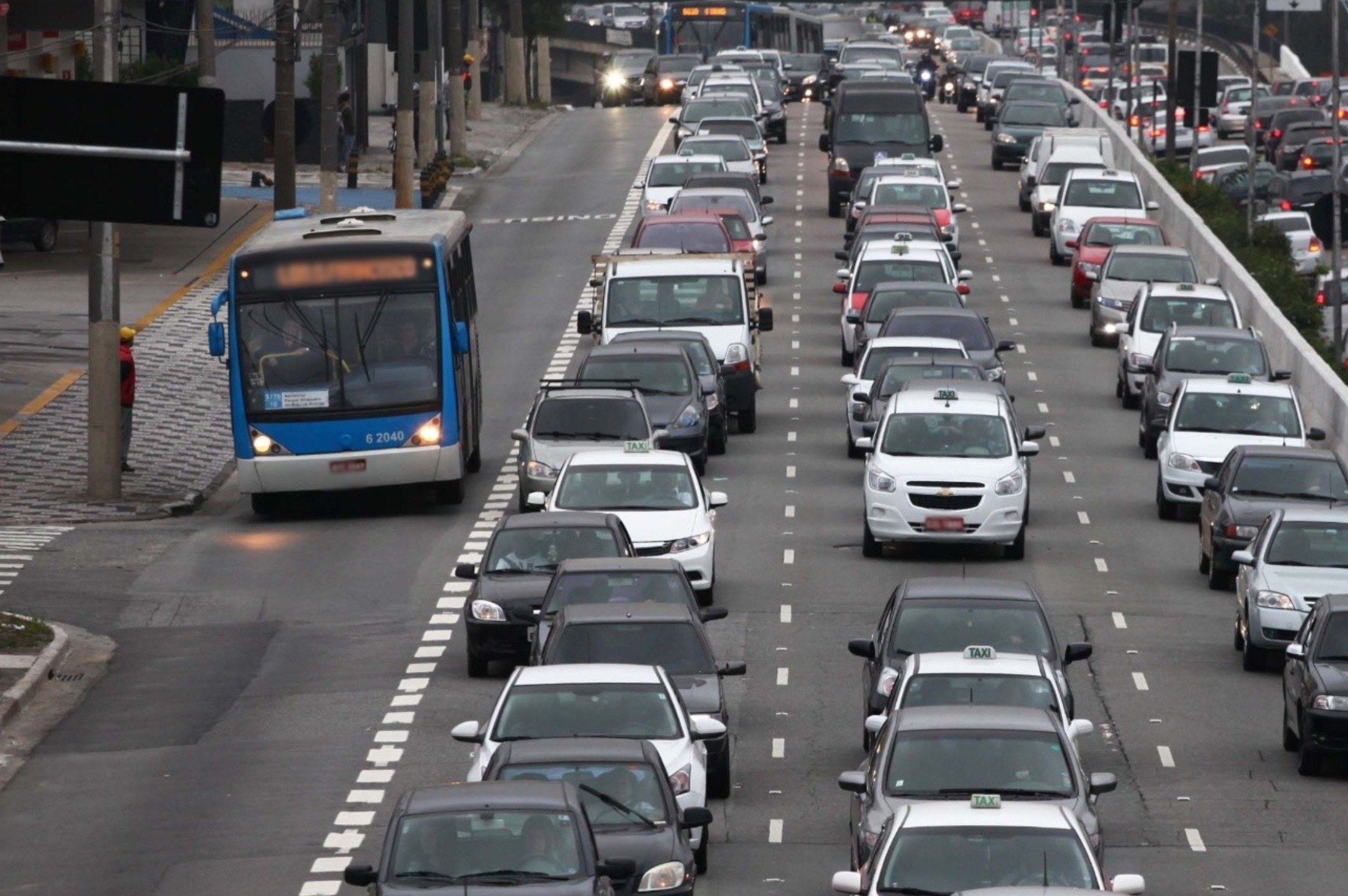 Foz avança para criar faixas exclusivas de ônibus e desafogar o trânsito