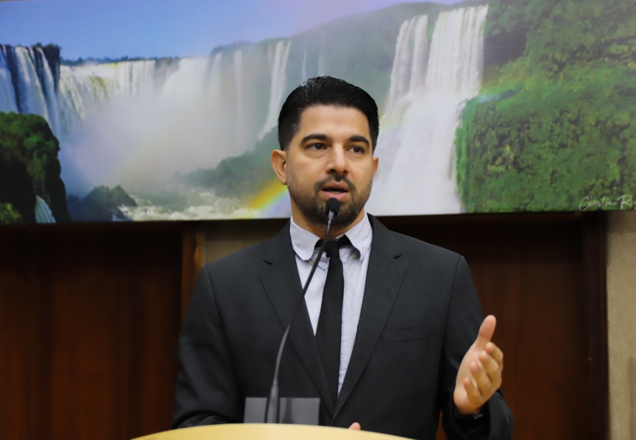 Incentivo ao esporte: equipe de vôlei feminino de Foz recebe emenda impositiva
