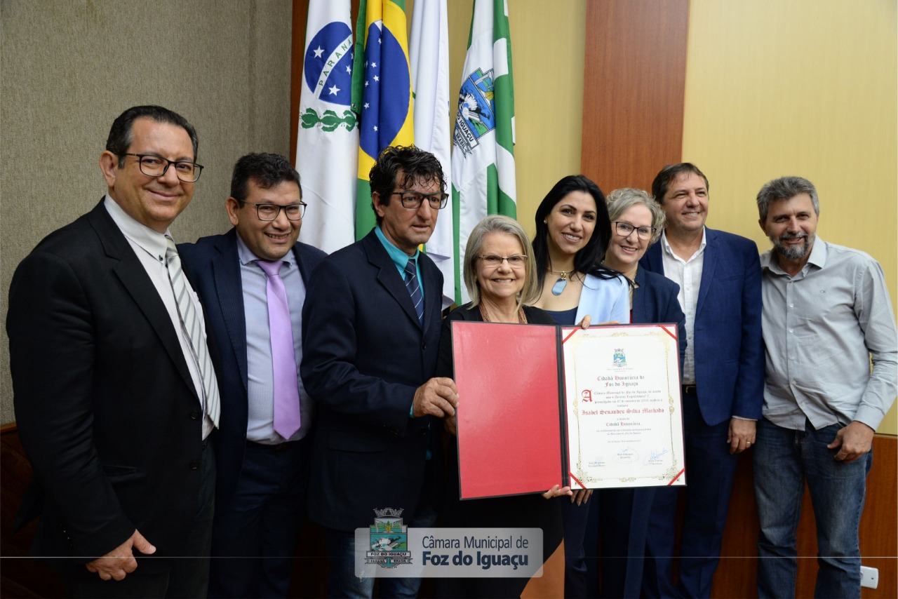 Isabel Senandes, fonoaudióloga do Município, é a nova cidadã honorária de Foz