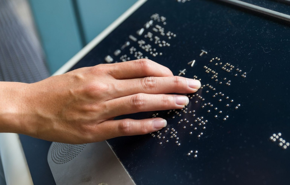 Já é lei: Estabelecimentos de grande circulação devem ter mapas táteis em Braille