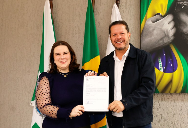 Legislativo dá posse à nova servidora efetiva Fernanda Farinella