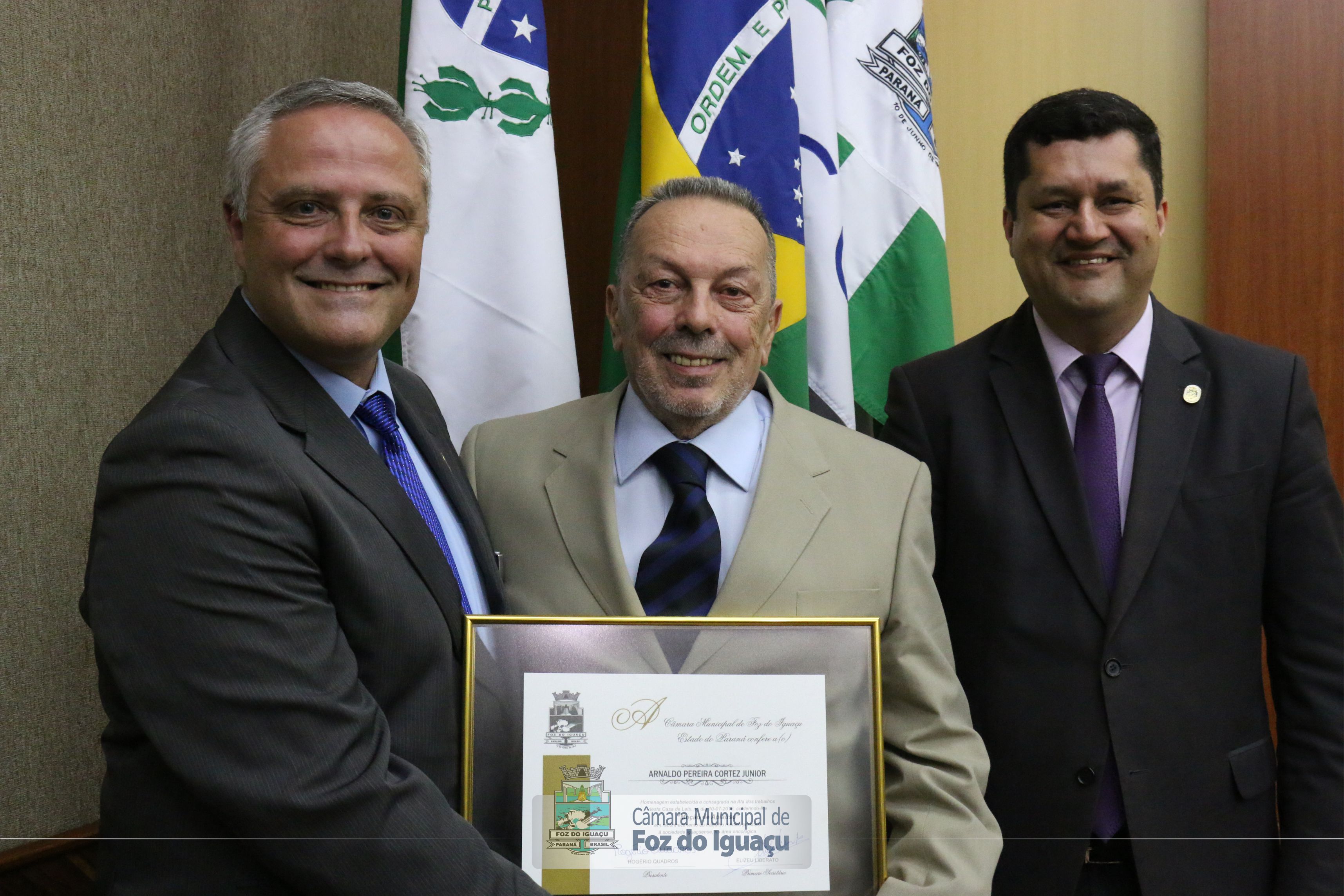 Médico Arnaldo Cortez Junior recebe Moção de Aplauso na Câmara