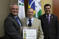 Médico Arnaldo Cortez Junior recebe Moção de Aplauso na Câmara