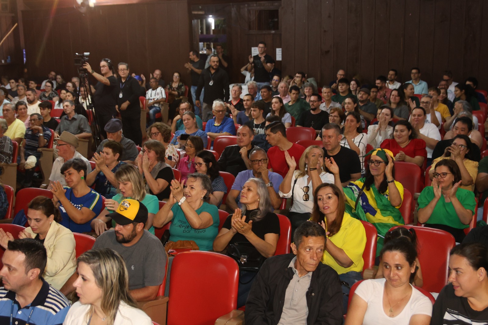 Moradores apresentam reivindicações durante a sessão Itinerante da Câmara