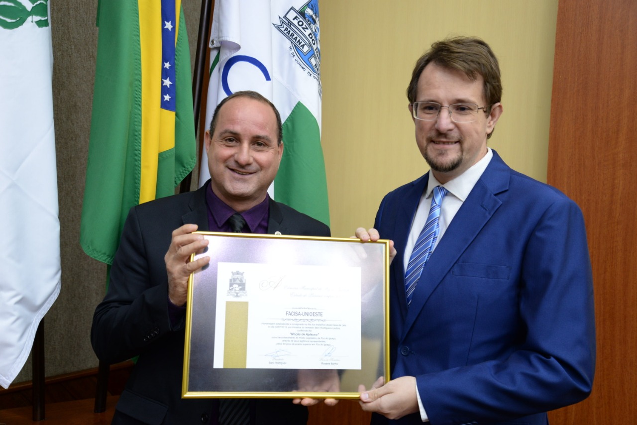 Pioneira no ensino superior em Foz, Unioeste recebe homenagem da Câmara Municipal