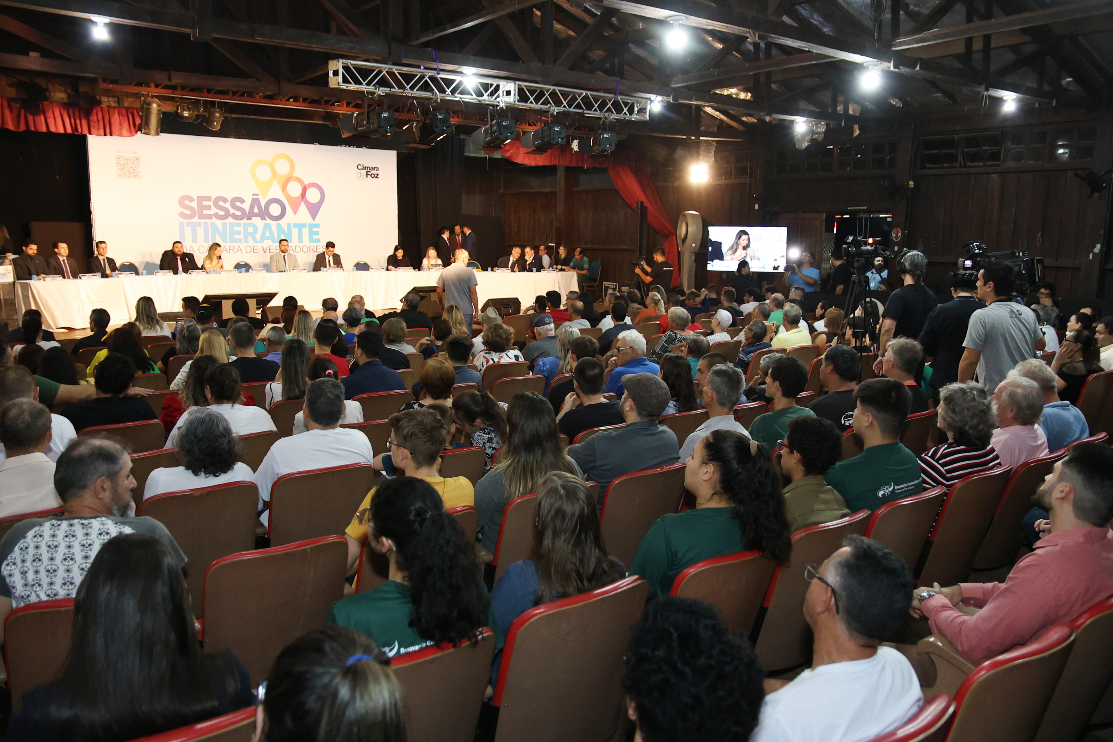 População lota sessão itinerante e aplaude iniciativa da Câmara