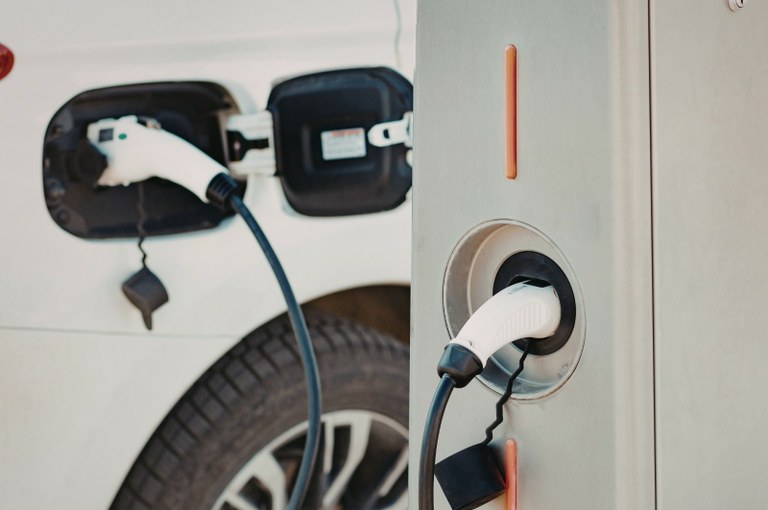 Projeto de lei prevê instalação de pontos de recarga para veículos elétricos em shopping centers de Foz