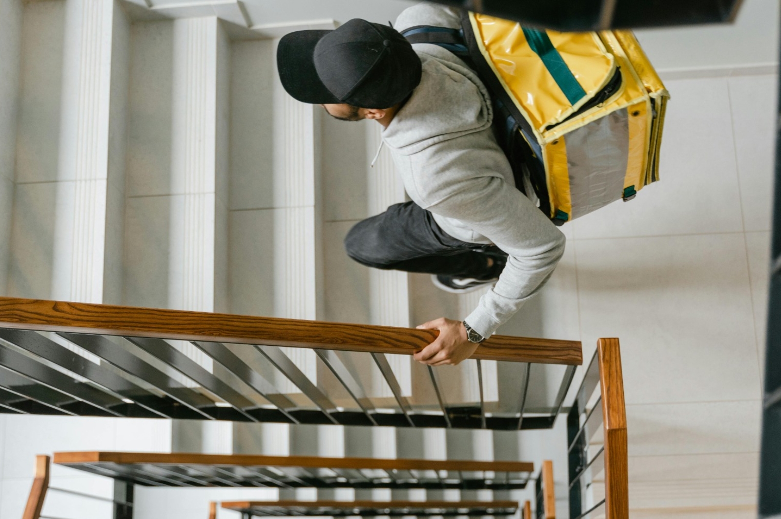 Projeto de lei proíbe condomínios de obrigarem entrada de entregadores