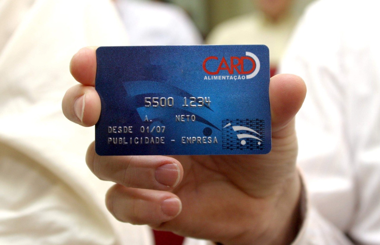 Servidores que ganham até R$ 2.500 vão receber auxílio alimentação de R$ 300,00