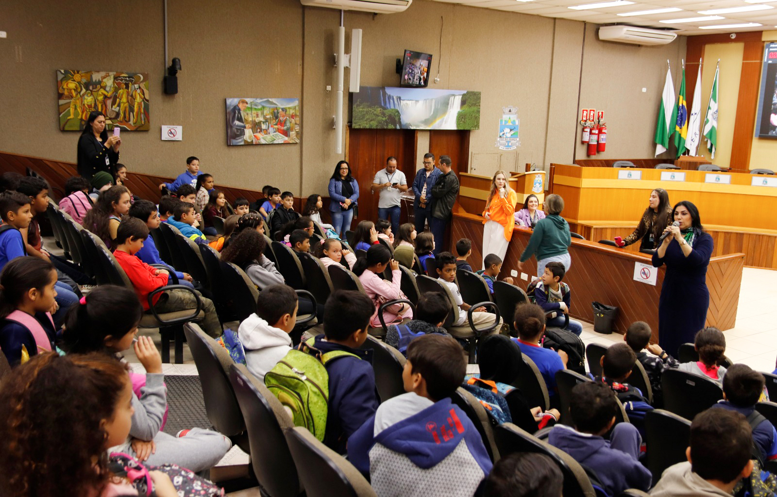Turmas do 4° ano da Escola Eloi Lohmann realizam visita técnica na Câmara de Vereadores