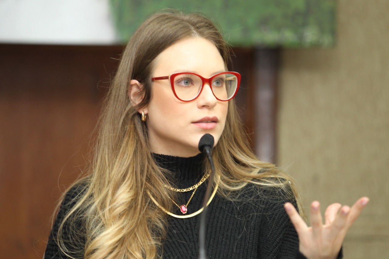 Vereadora questiona prefeitura sobre revisão da legislação e criação de código ambiental de Foz