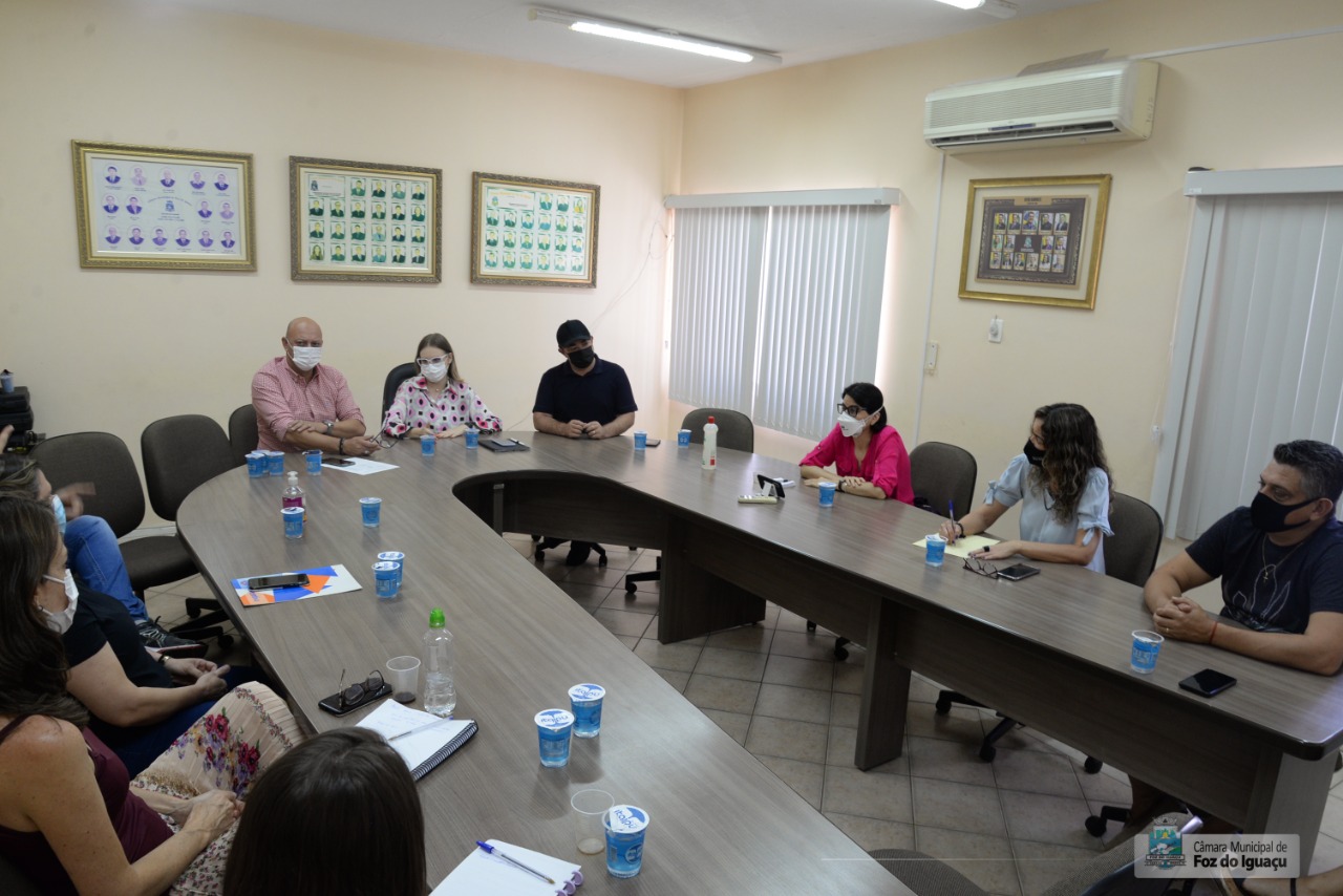 Vereadora Yasmin Hachem debate com Executivo e Apasfi implantação de Central de Libras em Foz