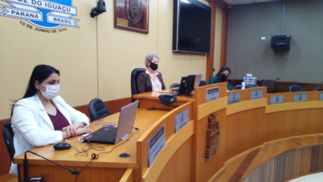 Vereadoras ouvem relato de servidora da saúde do município