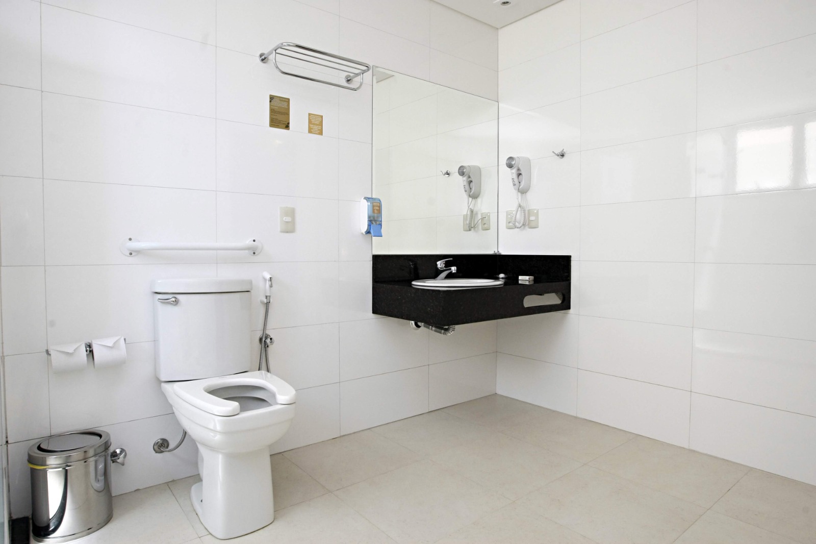 Vereadores aprovam alterações no projeto sobre banheiros família para pessoas com TEA