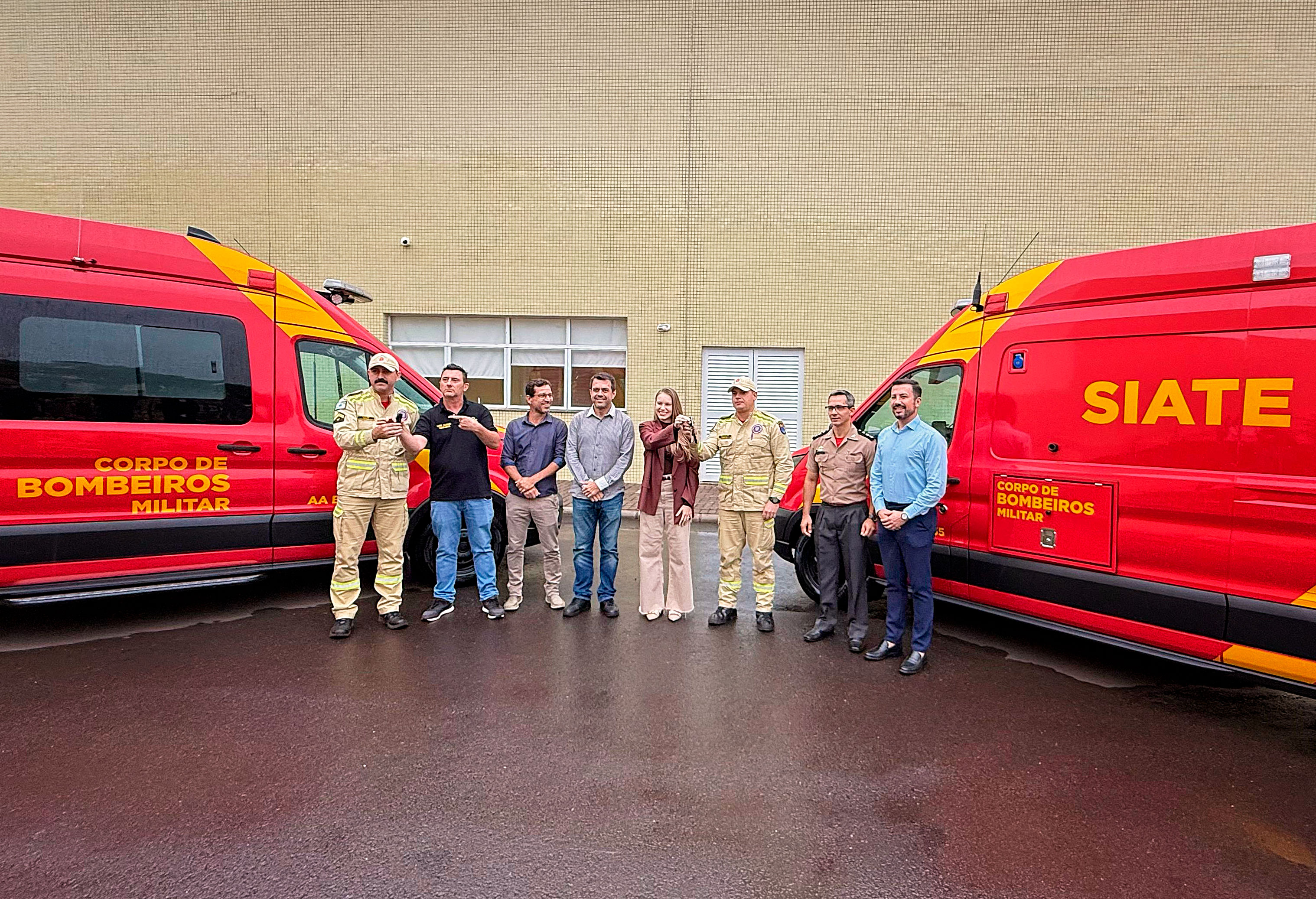 Vereadores entregam duas ambulâncias do Siate para o Corpo de Bombeiros de Foz